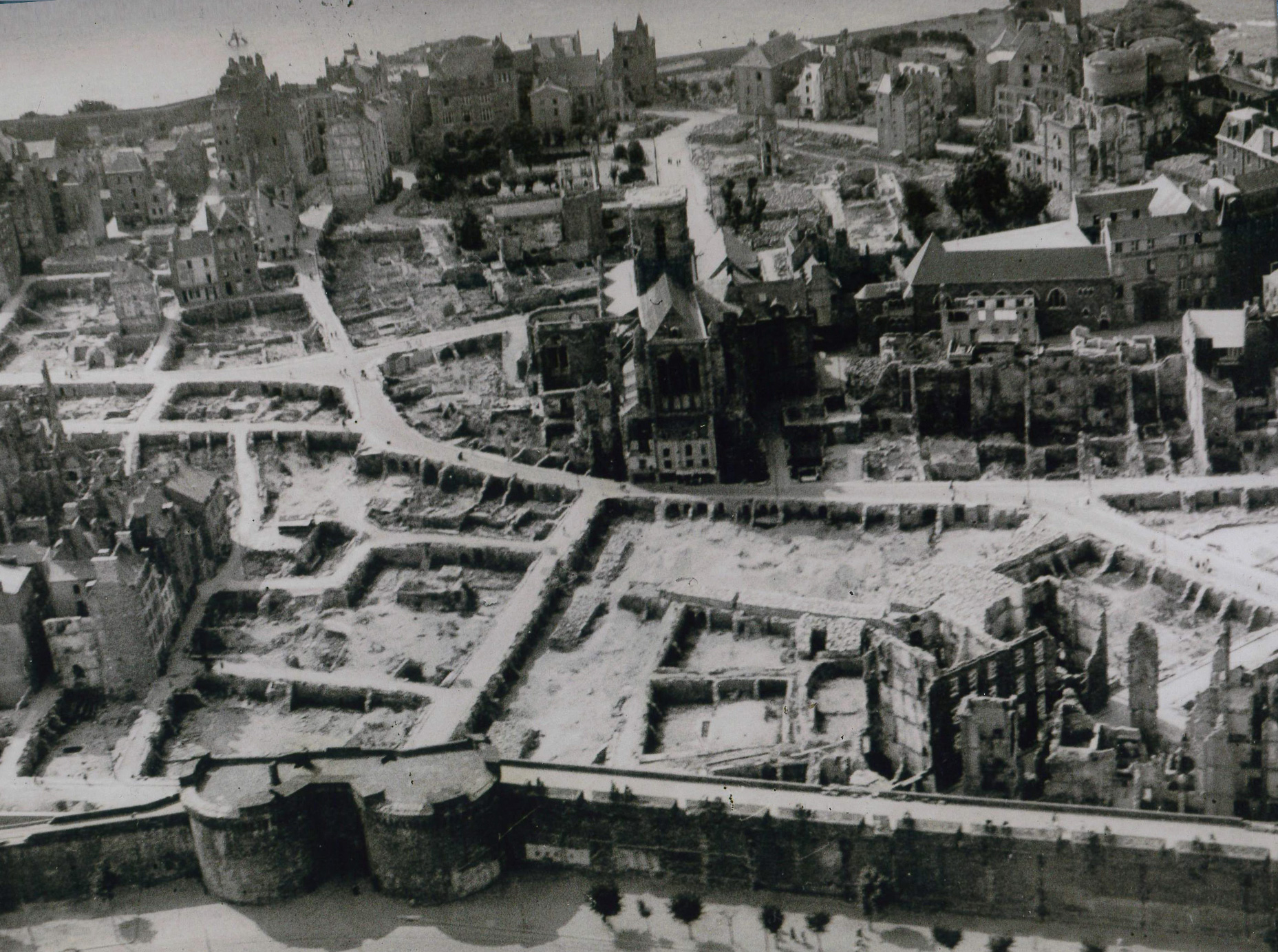 Cathédrale Saint-Malo ville vue du ciel détruite à 80%